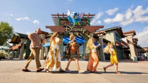 Familia anda se divertindo muito em frente a loja World of Disney na entrada com o Stitch em Disney Springs, o centro de entretenimento da Disney em Orlando