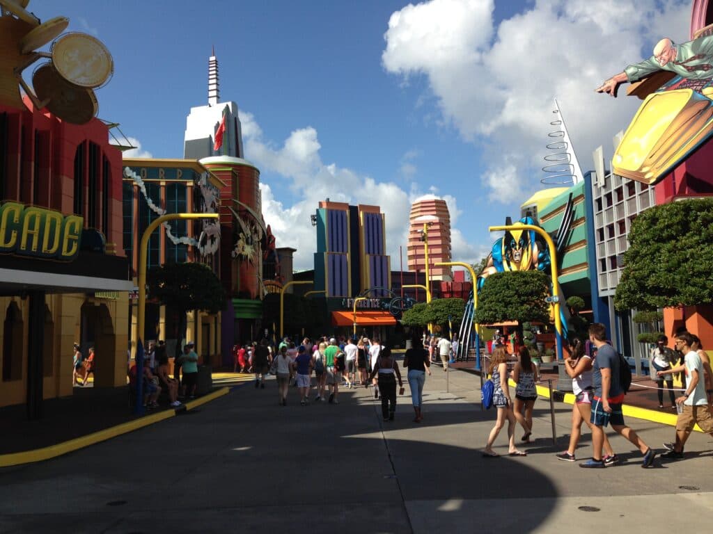 Marvel Super Hero Island, área temática do parque de diversões Islands of Adventure da Universal Orlando. A foto mostra as atrações e construções que lembram construções de quadrinhos em um lindo dia de céu azul