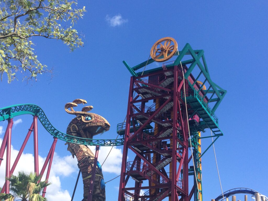 Busch Gardens parque Seaworld Parks Sheikra Cobra's Curse montanha russa
