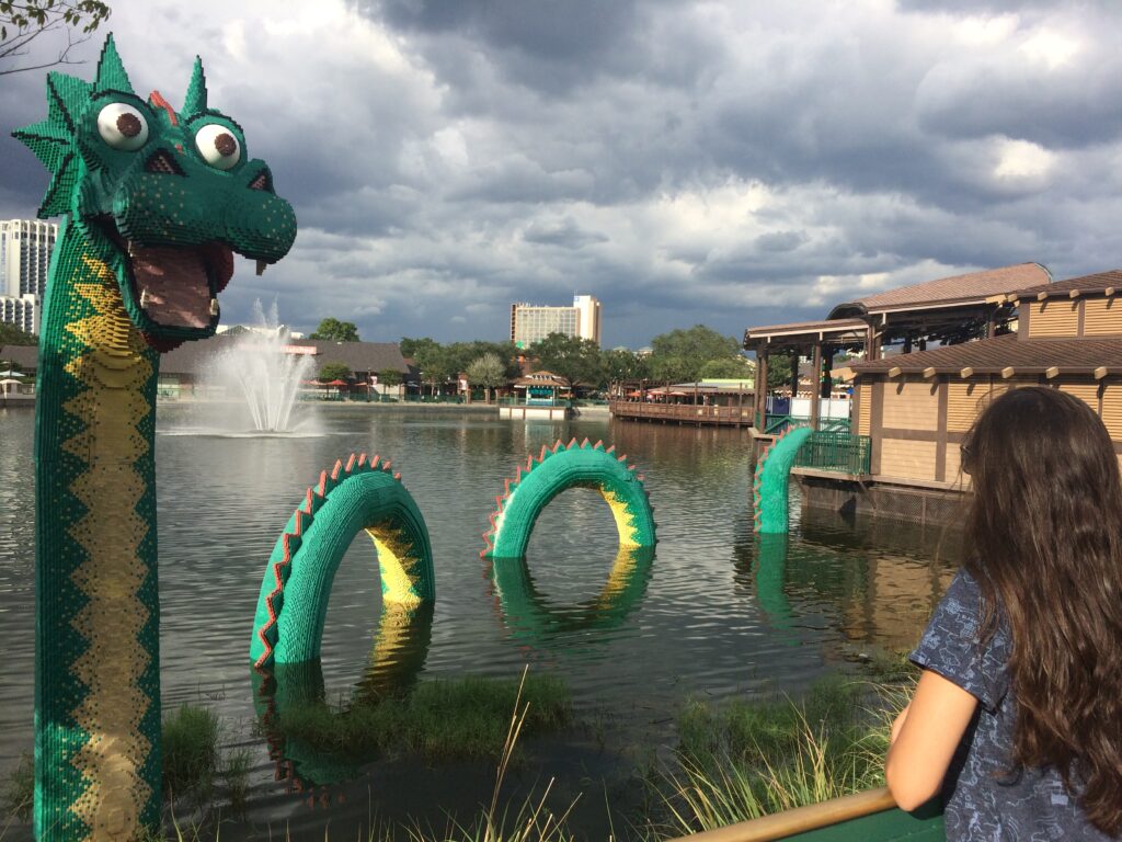 Monstro do lago feito de lego em Disney Springs, Orlando