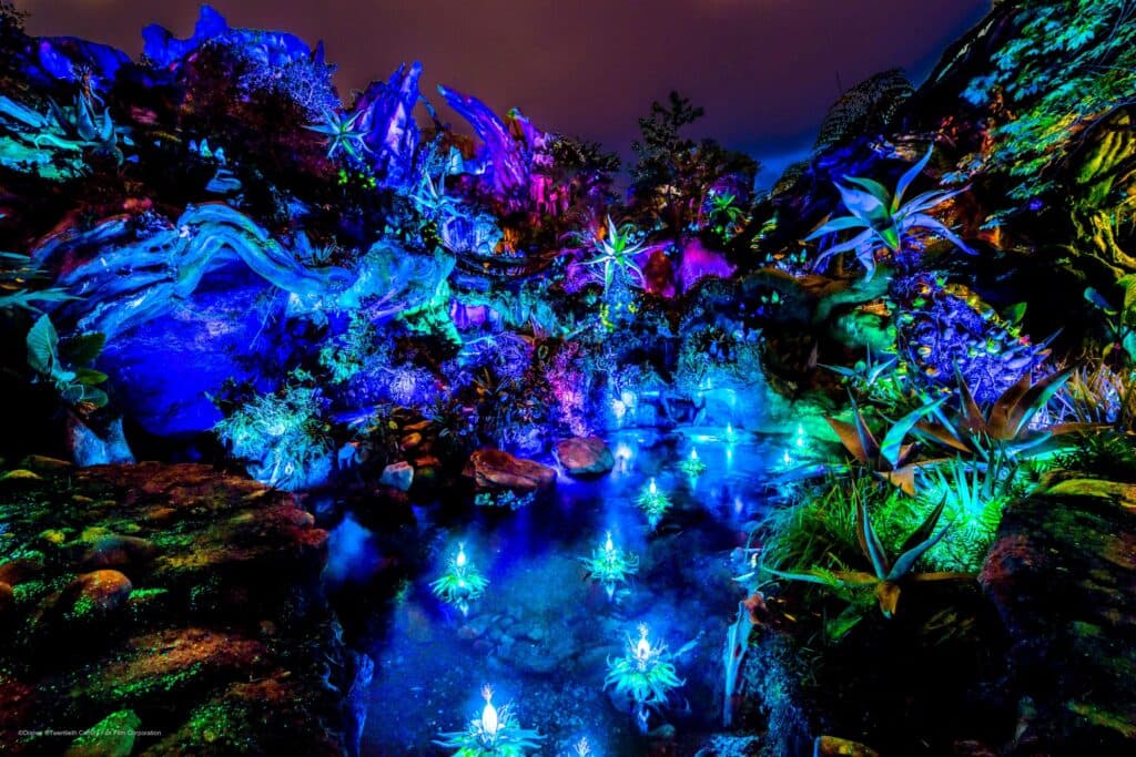 Foto da área temática de Pandora, do filme Avatar, no parque de diversões Animal Kingdom, em Orlando no Walt Disney World Resort Flórida. Mostra a área no período noturno, completamente iluminada de forma bioluminescente, assim como a vegetação natural do filme.