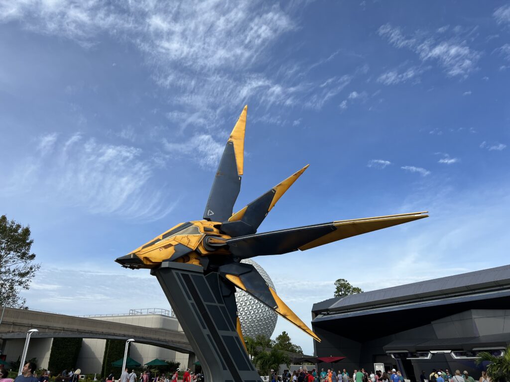 imagem da entrada da atração Guardians of the Galaxy Cosmic Rewind, a montanha russa dos guardiões da galáxia no Epcot, parque de diversões da Disney World em Orlando