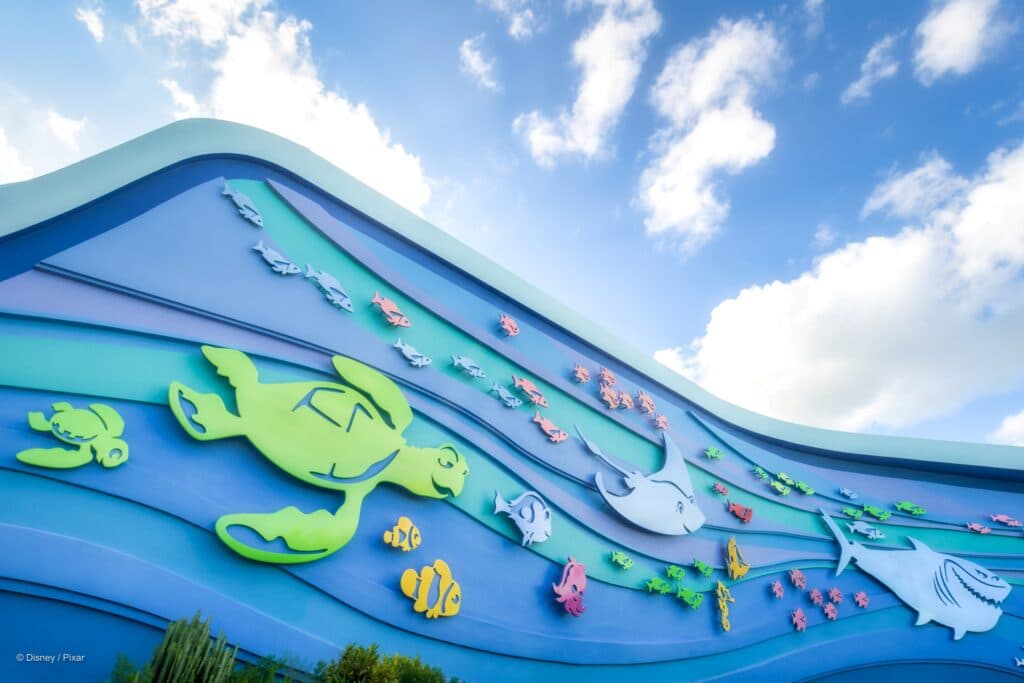 Uma das paredes mais lindas do Epcot com sua linda tematização do filme Procurando Nemo, traz tons de cor azul e verde e os personagens do filme, é possível ver a tartaruga Crush, a Dory, o tubarão Bruce, arraias e outras peixes nesse mural artístico que é a entrada da atração The Seas With Nemo and Friends. Também é possível ver ao fundo o céu azul de um lindo dia