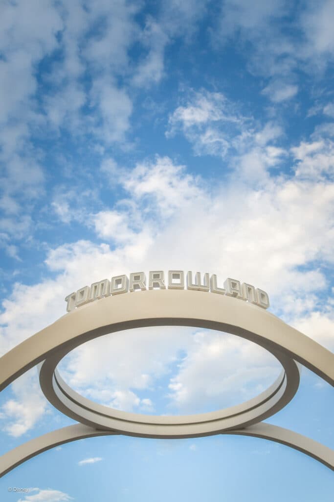 símbolo do portal da entrada da área Tomorrowland no parque temático Magic Kingdom do complexo Walt Disney World Resort em Orlando na Flórida