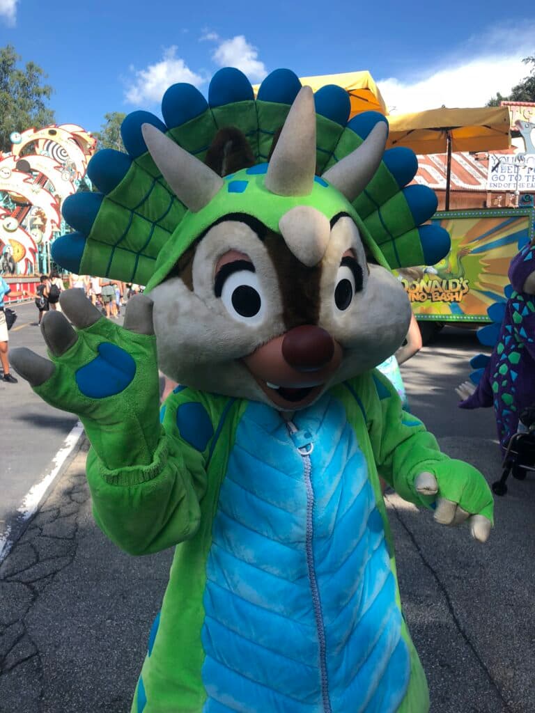 Personagem da Disney Teco, de Tico e Teco, vestido de dinossauro e acenando na área Dinoland USA no parque de diversões Animal Kingdom em Walt Disney World Resort Orlando