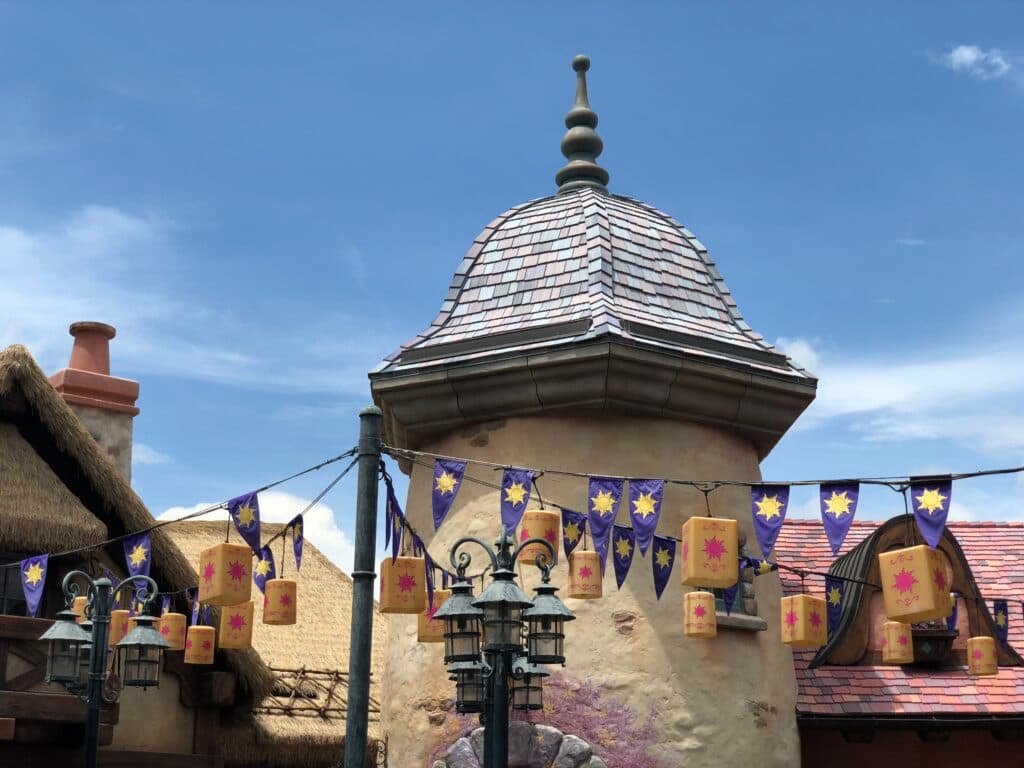 Banheiro da Rapunzel no Magic Kingdom na Disney World Resort em Orlando na Flórida, com suas bandeirinhas e lanternas com o símbolo do filme Enrolados