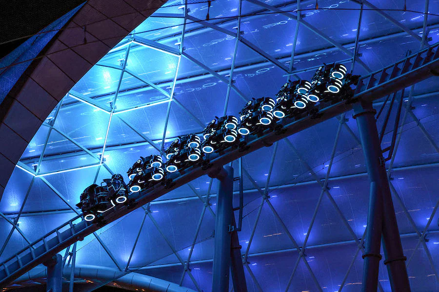 Tron Lightcycle/run montanha russa da Disney que fica no parque Disney's Magic Kingdom em Tomorrowland se ilumina a noite ficando ainda mais impactante