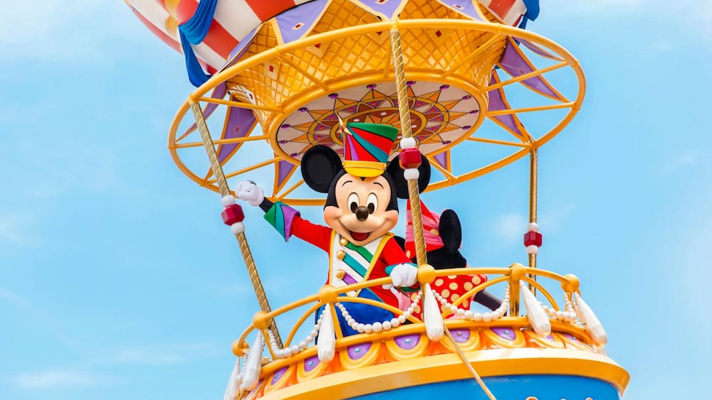 Mickey no balão em carro alegórico da Festival of Fantasy Parade, desfile com personagens tradicional que acontece todos os dias no parque Magic Kingdom em Walt Disney World Resort