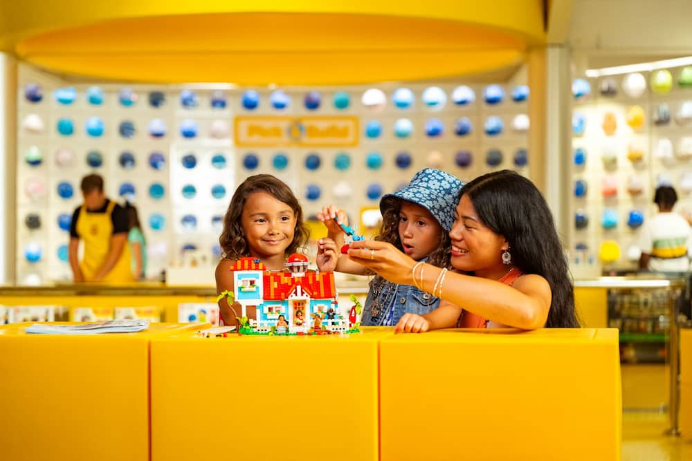 Crianças brincam na Lego Store em Disney Springs