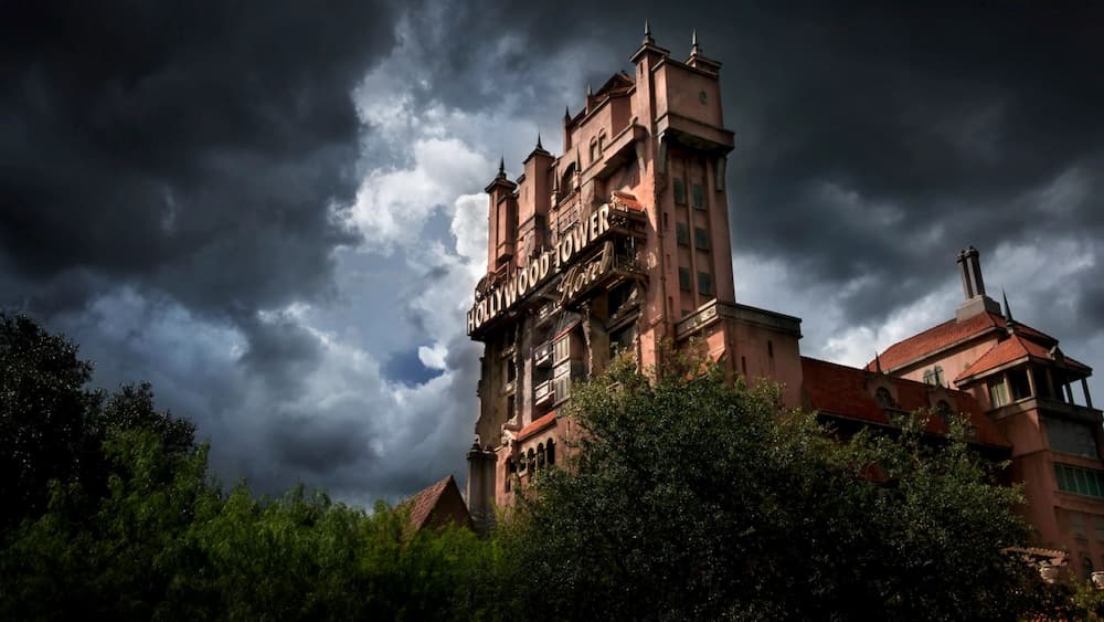 Hollywood Tower of Terror é o elevador da Disney e uma das atrações mais populares do parque temático Disney's Hollywood Studios