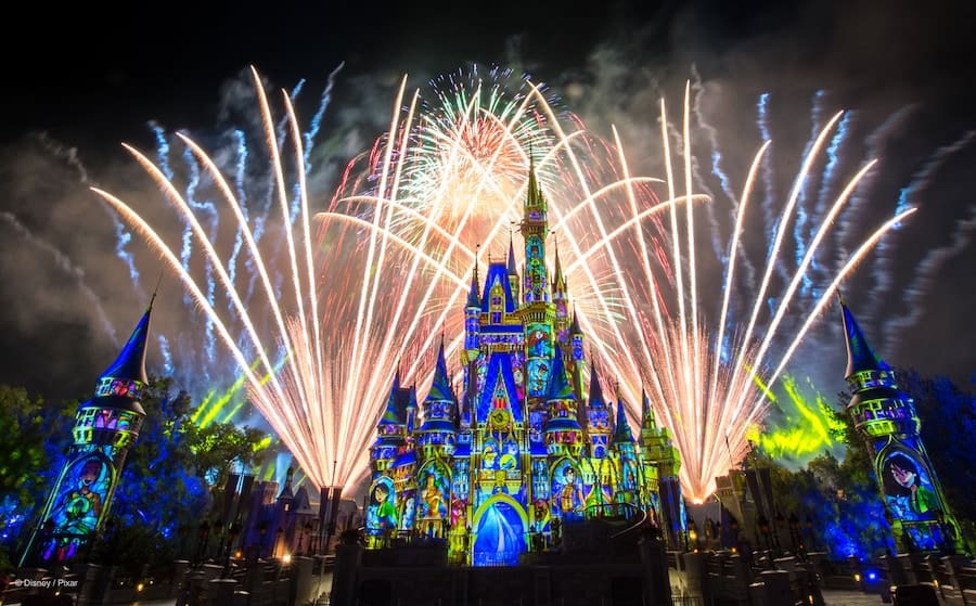 Castelo da Cinderela iluminado com projeções e rodeado de fogos de artifício que iluminam a noite durante o Happily Ever After show noturno do Magic Kingdom em Walt Disney World Resort na Flórida
