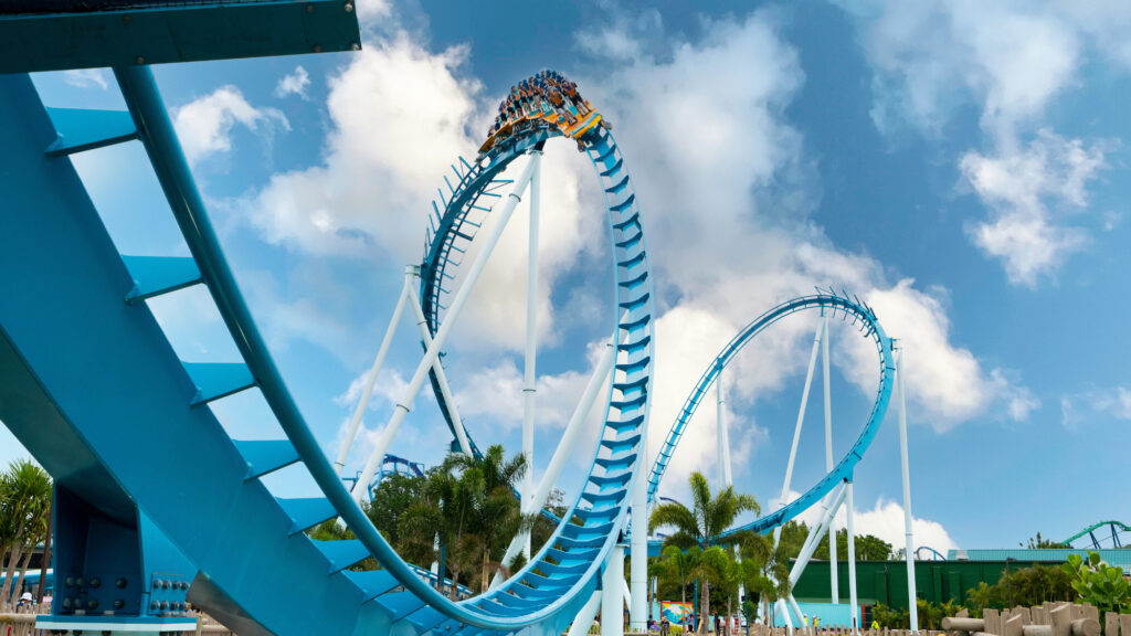 Foto mostra detalhes da montanha russa Pipeline Surfcoaster, no parque de diversões da rede United Parks, o SeaWorld, conhecido por seus shows com baleias e golfinhos, mas também por suas incríveis montanhas russas, e essa é a primeira onde as pessoas vão em pé, para ter a sensação de surfar