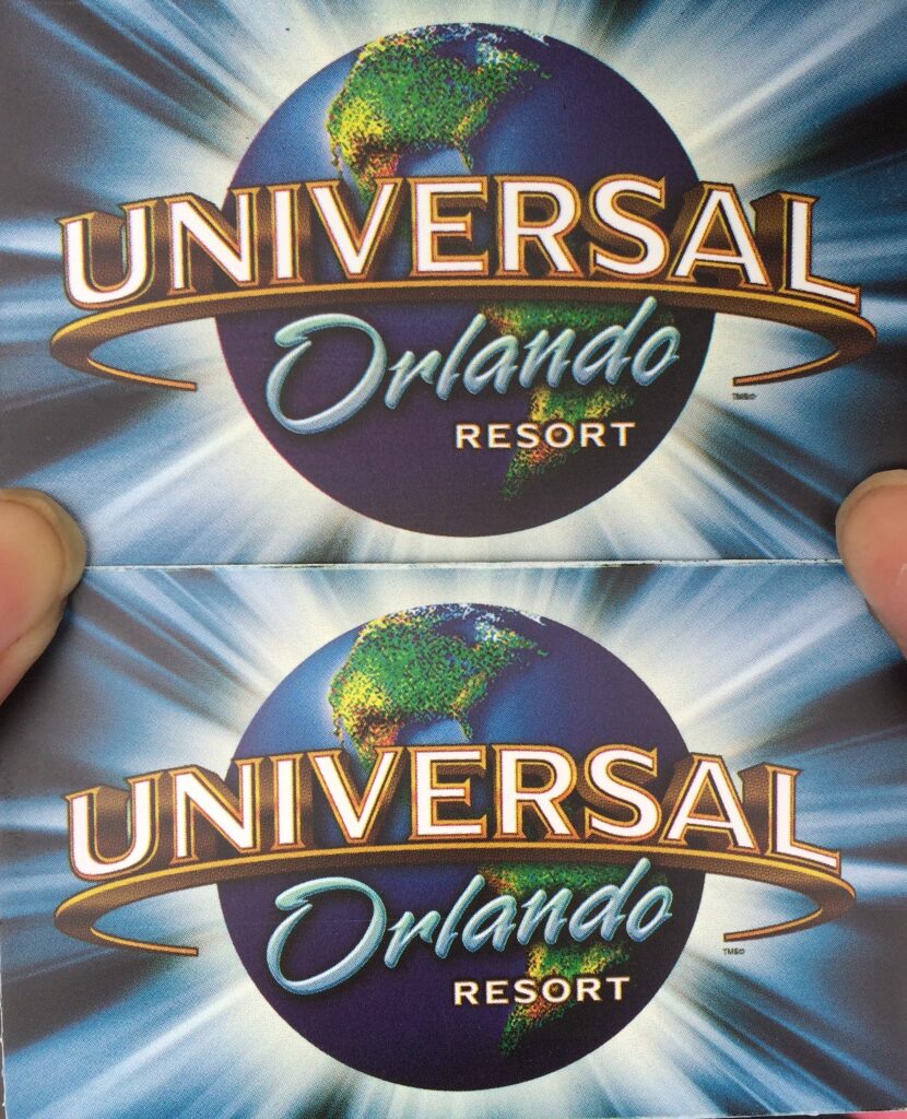 Dois passes de fura filas da Universal Studios Florida. Com o Globo Terrestre circundado pela Universal e ao fundo uma luz que sai de traz do globo