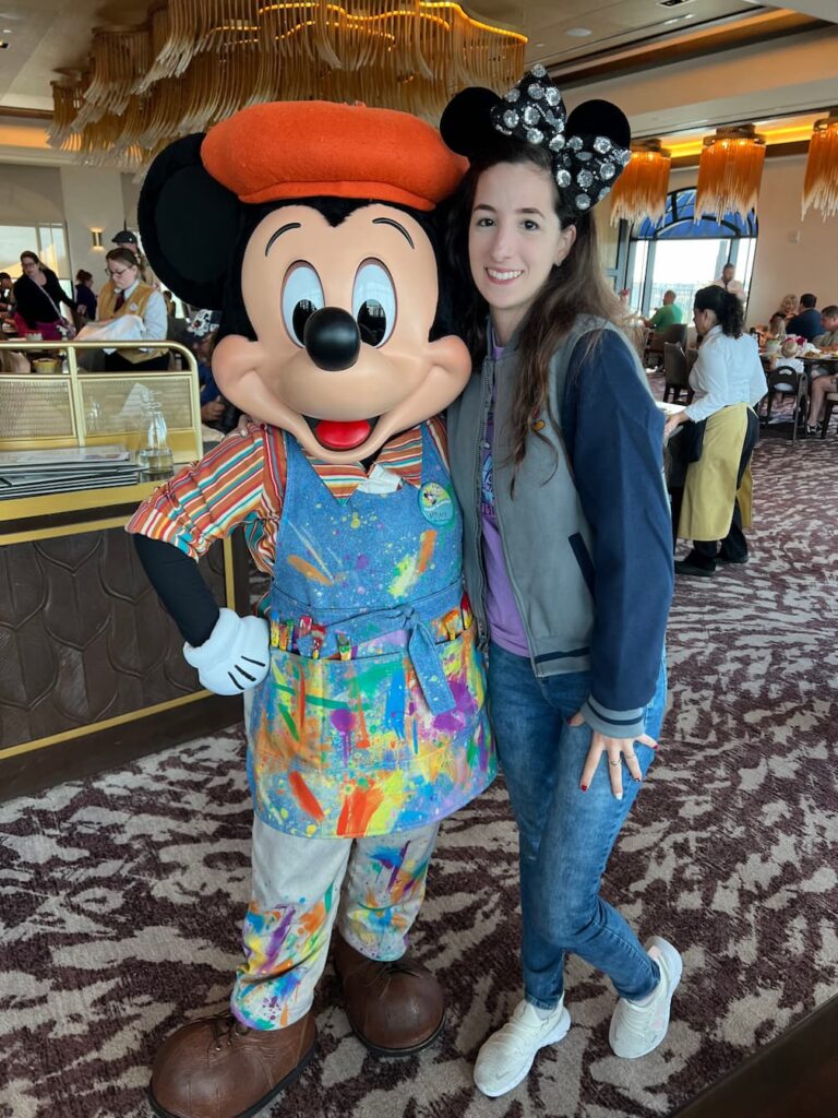 Moça posa com Mickey Mouse no restaure Topolino's, durante refeição com personagens no hotel Riviera Resort, na Disney World