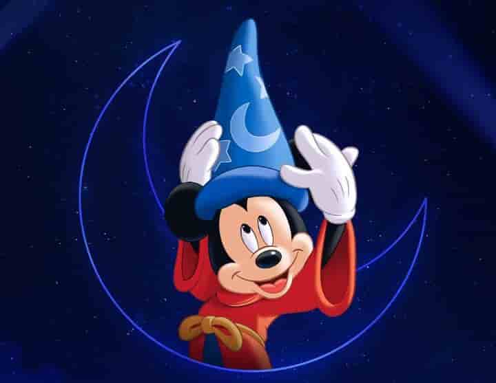 imagem do Mickey Mouse com sua roupa de feiticeiro, vestindo seu chapéu e na frente de uma meia lua