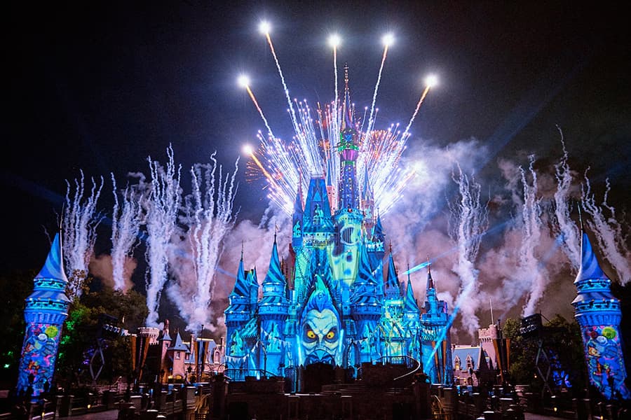 Castelo da Cinderela no Magic Kingdom, parque da Disney World, iluminado com a projeção do vilão Hades, do filme Hercules, com muitos fogos de artificio saindo também do castelo durante o show noturno Disney's Not-So-Spooky Spectacular durante a festa de halloween