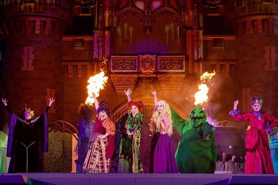 Irmãs Sanderson do filme abracadabra, juntamente com vilãs da Disney como a Rainha má, a Lady Tremaine e o Oogie Boogie, dividem o palco em frente ao castelo da Cinderela durante o show Hocus Pocus Villain Spelltacular que acontece na festa de halloween