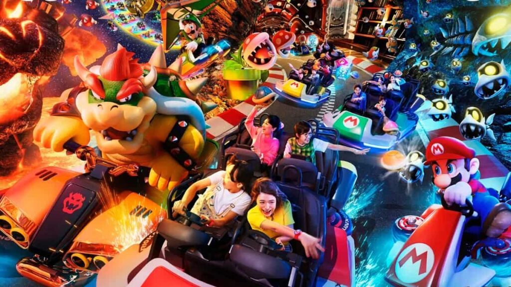 imagem ilustrativa de como será o futuro simulador de corrida do mario kart na universal orlando epic universe que vai inaugurar em 2025. super nintendo world é uma das areas mais aguardadas pelos fãs e essa atração promete diversão para todas as idades. vemos pessoas sentadas no carrinho de kart, se divertindo durante o tipico jogo de corrida, enquanto competem com mario, luidi e bowser