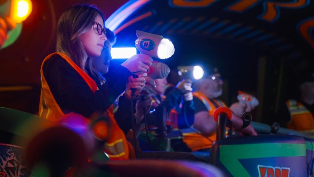 Imagineers usam blasters iluminados para mirar e atirar nos alvos da atração Buzz Lightyear Ranger Spin