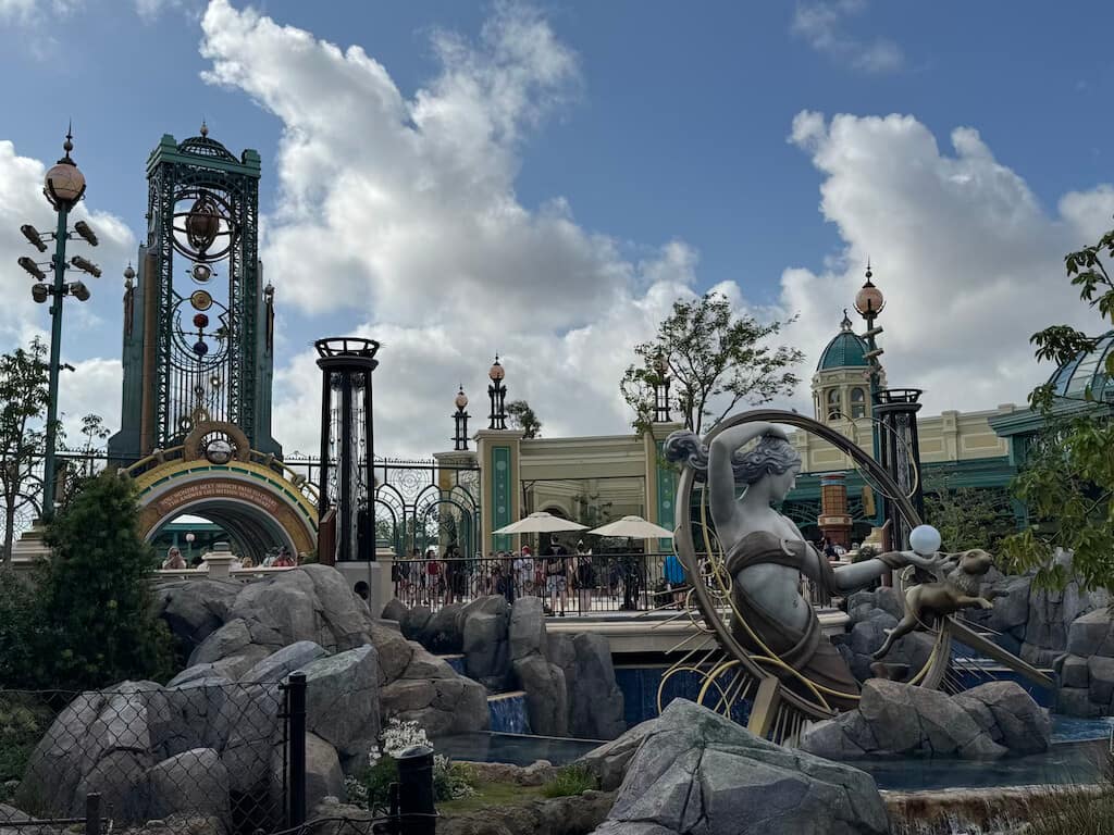 foto da área Celestial Park, onde é possível ver a beleza do parque junto ao portal de entrada do Epic Universe, em Universal Orlando Resort
