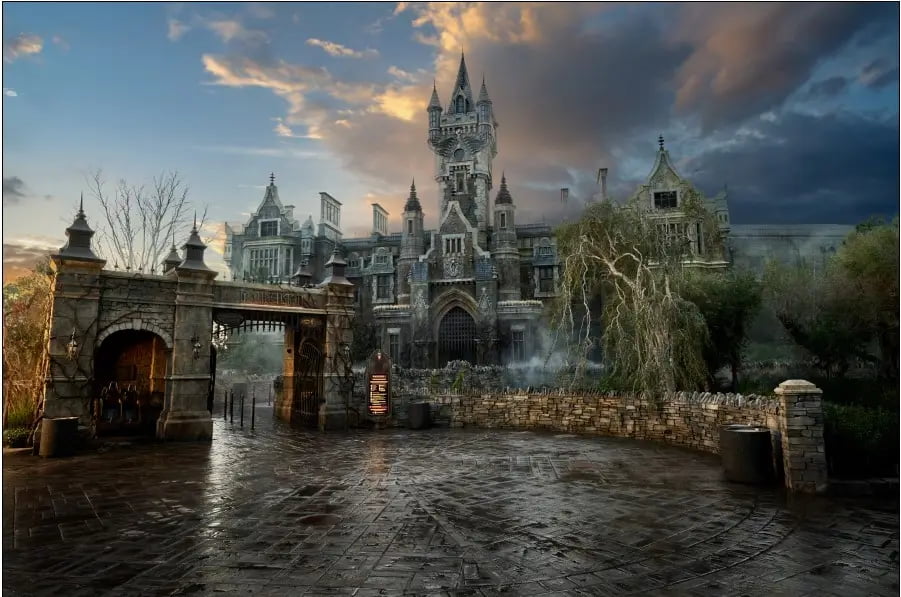 Foto da área Dark Universe que mostra o castelo do Drácula, entrada da atração Monsters Unchained: The Frankenstein Experiment, no parque de diversões Epic Universe, em Orlando