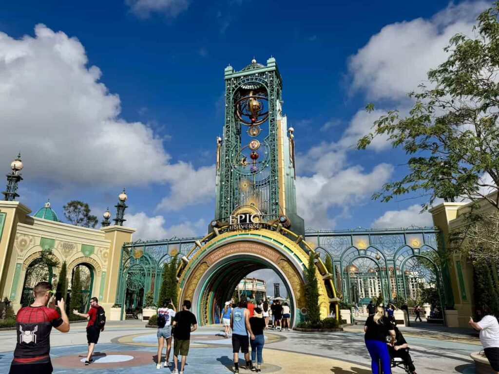 Foto da entrada do novo parque da universal orlando resort, epic universe, mostra seu grande portal central por onde todos passam para poder ter acesso ao parque de diversões e suas lands