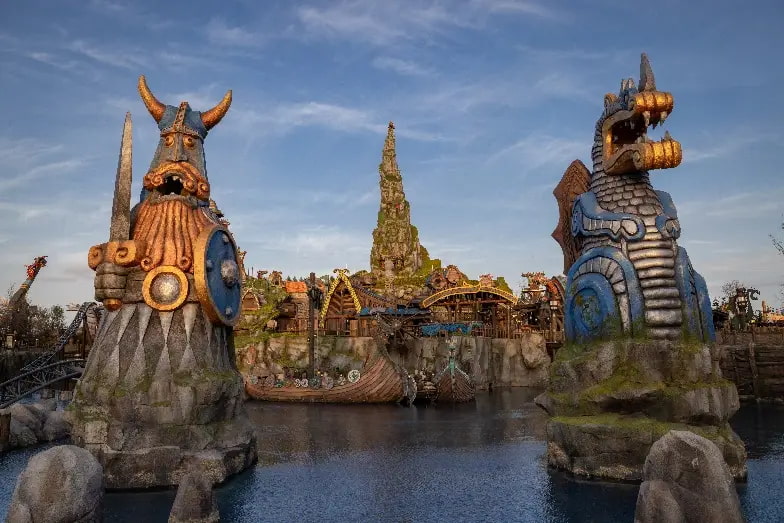 Foto mostra entrada da Área de Como Treinar o Seu Dragão, Ilha de Berk, no parque Epic Universe, fazendo jus ao filme com detalhes vikings e dragões