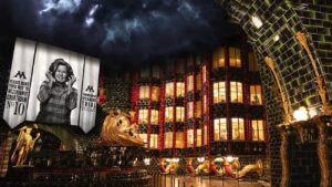 Fila da atração Harry Potter and the Battle of Ministry, que mostra o ministério da Magia, durante o caótico julgamento de Dolores Umbrige