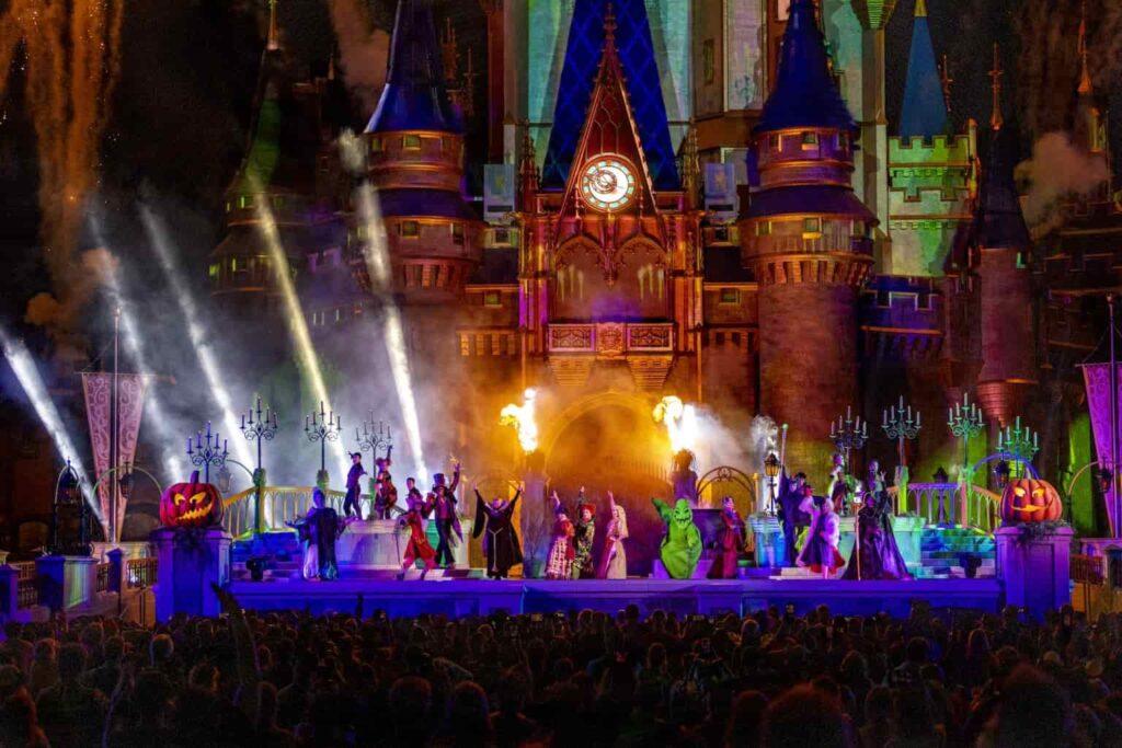 Foto promocional da festa de Halloween que acontece no parque temático Magic Kingdom em Disney World, a Mickey's Not So Scary Halloween Party, mostra um dos shows da festa, em frente ao Castelo da Cinderela, com vilões como Cruela DeVil, Oogie Boogie, Hades, Capitão Gancho e também as irmãs Sanderson