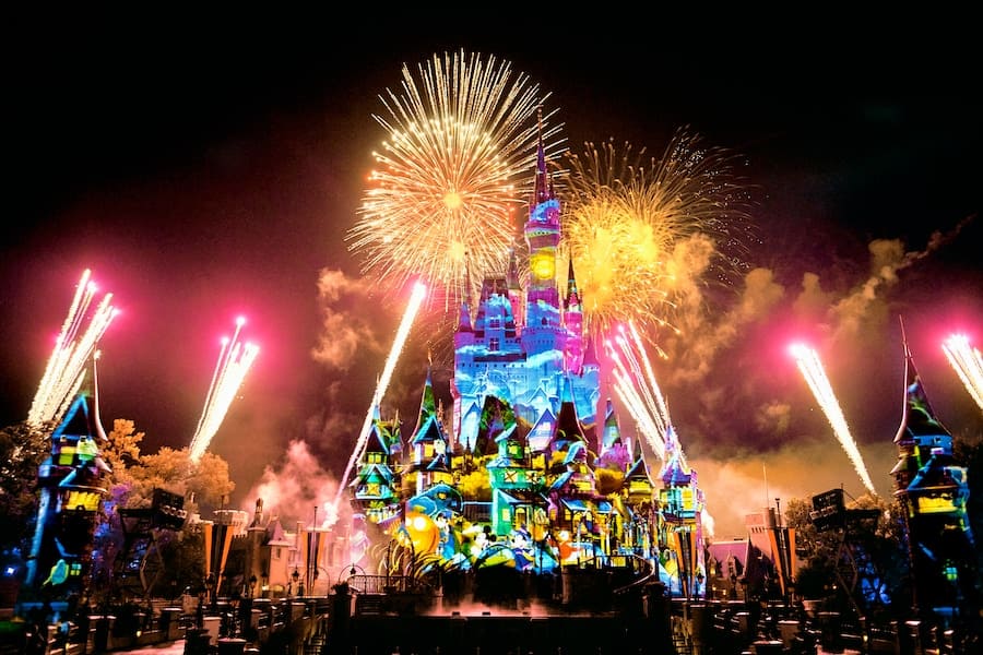 Foto promocional do Castelo da Cinderela com fogos e projeções especiais da festa de Halloween, Mickey's Nos So Scary Halloween Party, que acontece no Magic Kingdom em Walt Disney World Resort