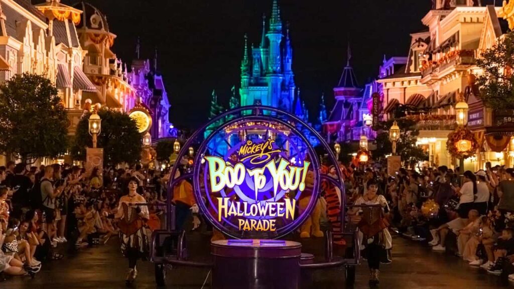 Foto promocional da Boo To You Parade, desfile de Halloween que acontece no Magic Kingdom nos dias da festa de Halloween, Mickey's Not So Scar Halloween Party