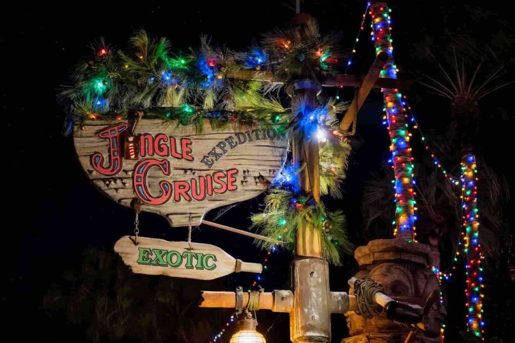 Foto da placa da atração Jungle Cruise, decorada para o natal onde vira uma versão especial Jingle Cruise, com várias luzinhas e docinhos especiais natalinos
