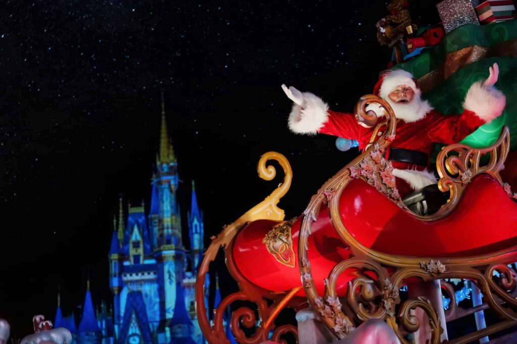 Papai Noel fazendo sua aparicição em seu trenó em frente ao castelo da Cinderela no Magic Kingdom, em Walt Disney World Resort durante a festa Mickey's Very Merry Christmas no natal