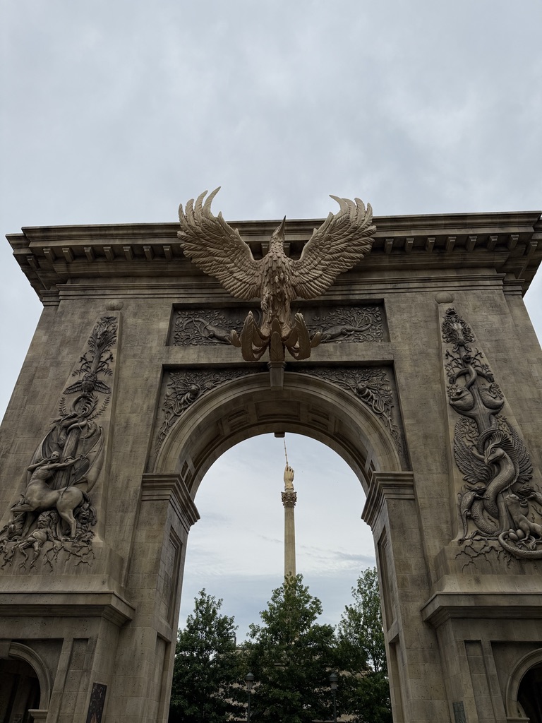 Entrada da Área Paris dos Anos 20 e Ministério da Magia, do Mundo Mágico de Harry Potter e Animais Fantásticos e onde Habitam, no Epic Universe, em Orlando
