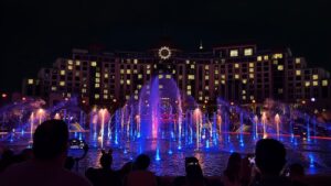 Show de luzes e cores, sendo apresentado no final do dia, em frente ao Grand Helios Hotel, dentro do parque Epic Universe, na Universal Orlando