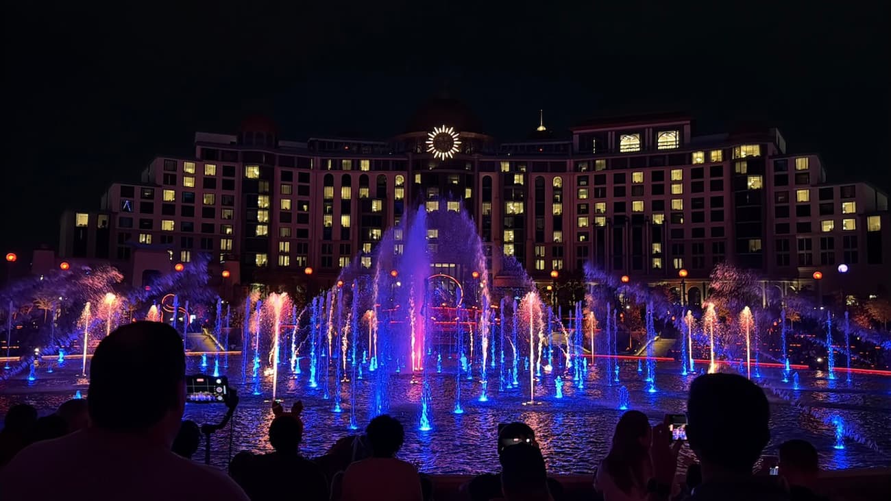 Show de luzes e cores, sendo apresentado no final do dia, em frente ao Grand Helios Hotel, dentro do parque Epic Universe, na Universal Orlando