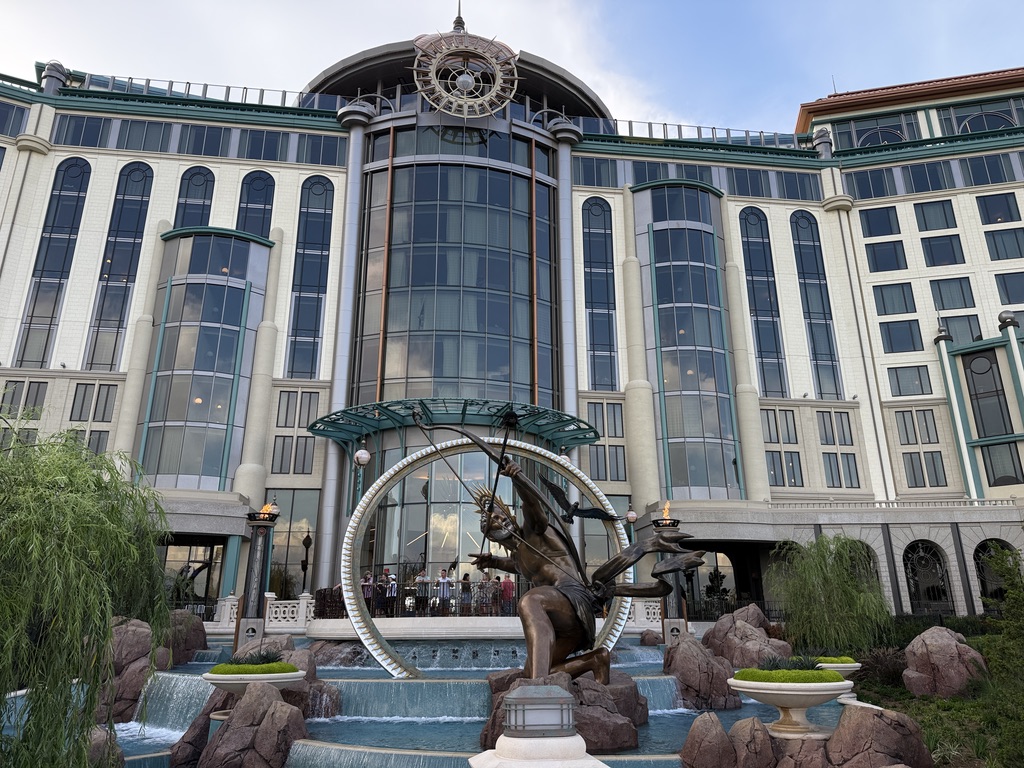 Fachada do Grand Helios Hotel, visto de dentro do parque Epic Universe em Orlando