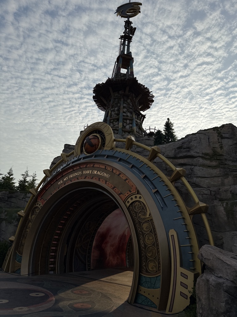 Portal de entrada da área de Como Treinar o seu Dragão no parque temático de diversões Epic Universe na Universal Orlando Resort