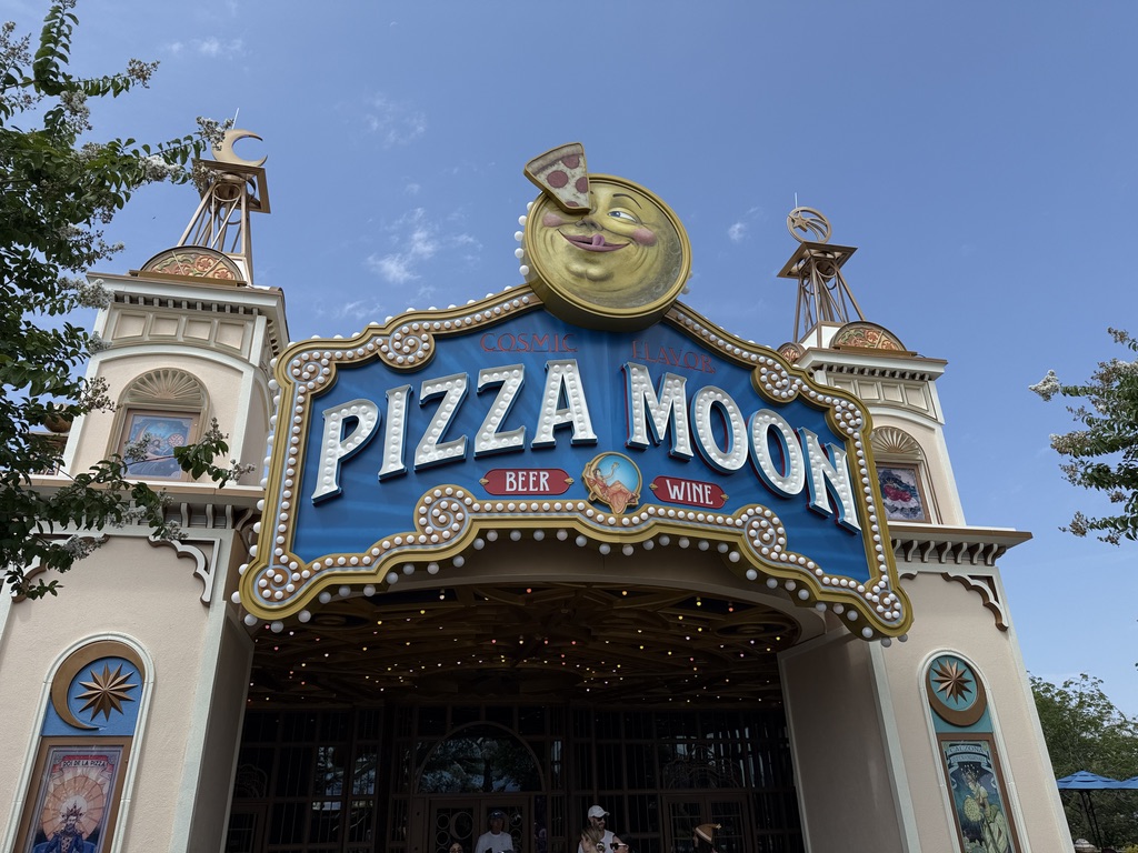 Entrada do Restaurante Pizza Moon, dentro do parque temático de diversões, Epic Universe
