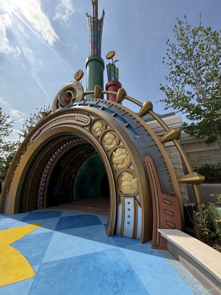 Portal de entrada para o mundo de Super Nintendo no Parque Epic Universe da Universal Orlando Resort