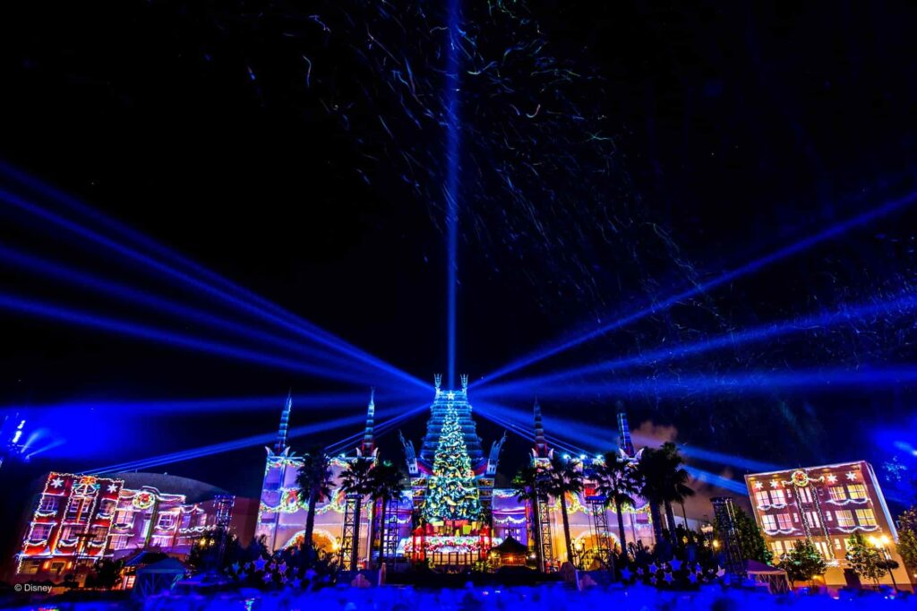 Foto do show Jingle Bell Jingle Bam, que acontece na fachada do teatro chinês no parque Hollywood Studios durante sua festa de natal especial