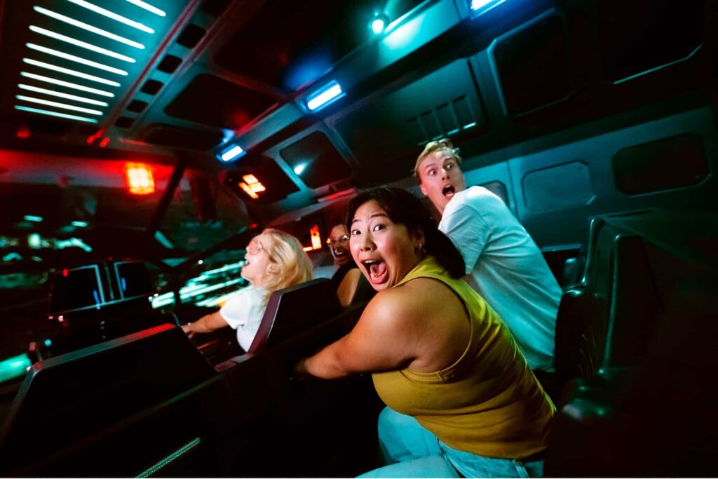 Pessoas com cara de UAUUUU dentro da nada Millennium Falcon, de Star Wars, na atração Smugglers Run, no Hollywood Studios