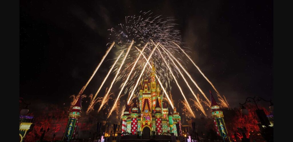 Castelo da Cinderela, iluminado e cercado de fogos de artifício no show Minnie's Wonderful Christmastime Fireworks, show de fogos especiais da festa de natal que ocorre no Magic Kingdom
