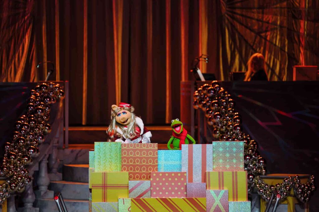 Sapo Caco e porquinha Pig, lideram o show de natal na festa Jollywood Nights