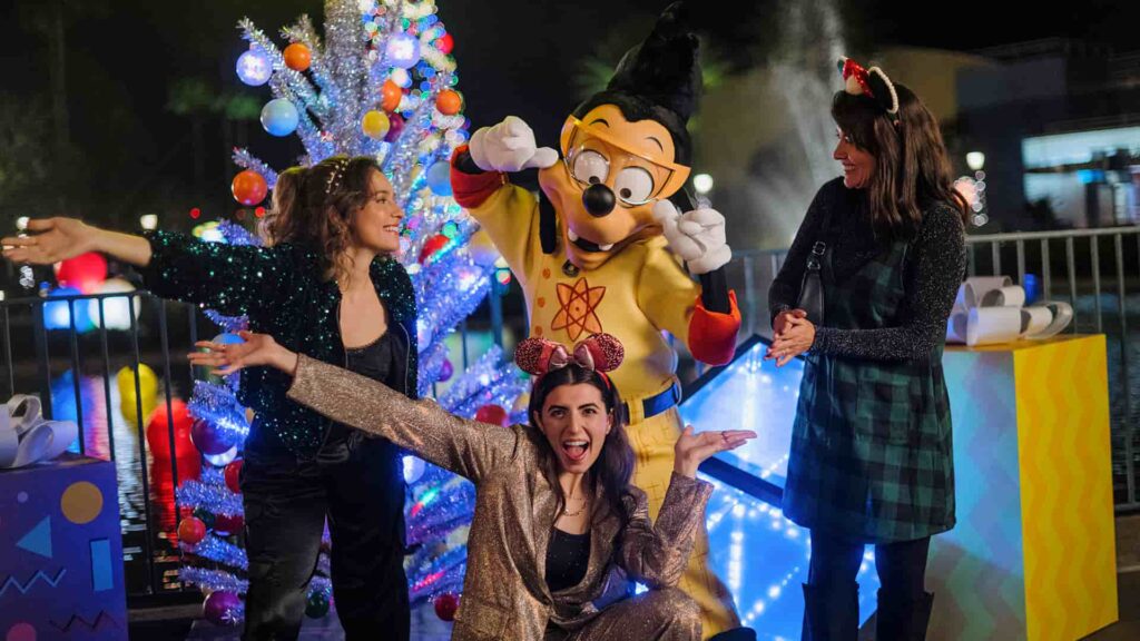 Max e visitantes posam para foto durante a Jollywood Nights, festa de natal especial que ocorre durante o natal no parque Hollywood Studios em Walt Disney World Resort