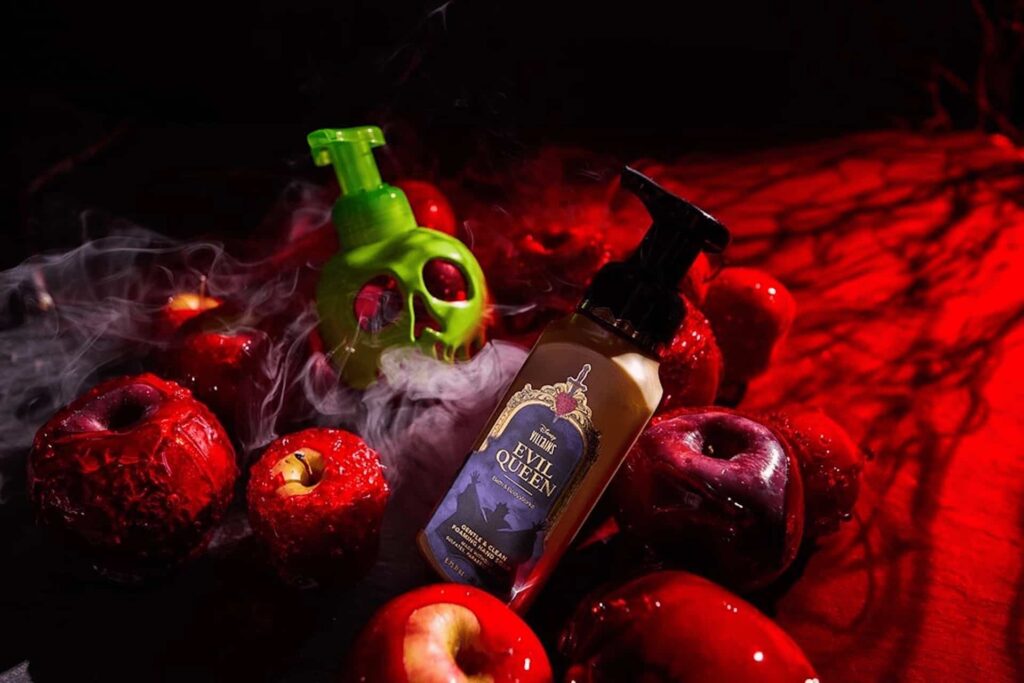 Imagem ilustrativa dos produtos da Bath & Body Works da Bruxa Má da Branca de Neve, de sua coleção Vilões Disney