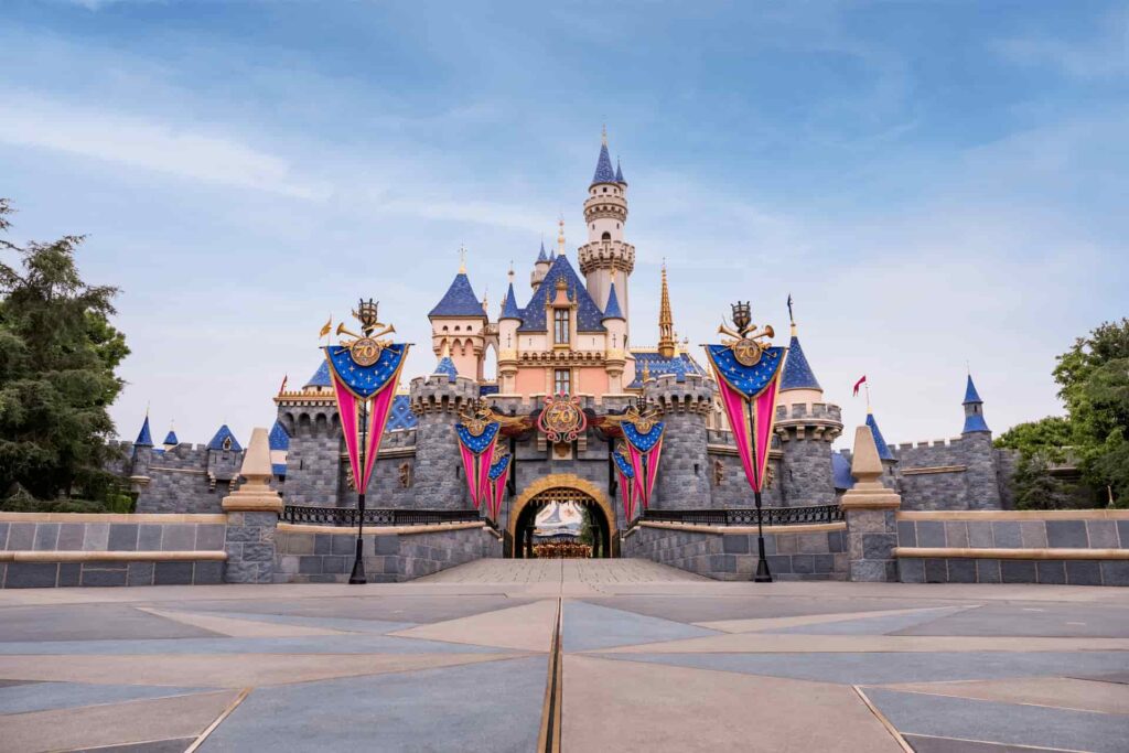foto do lindo e maravilhoso castelo da Aurora, a Bela Adormecida, que fica no Disneyland Park, na califórnia