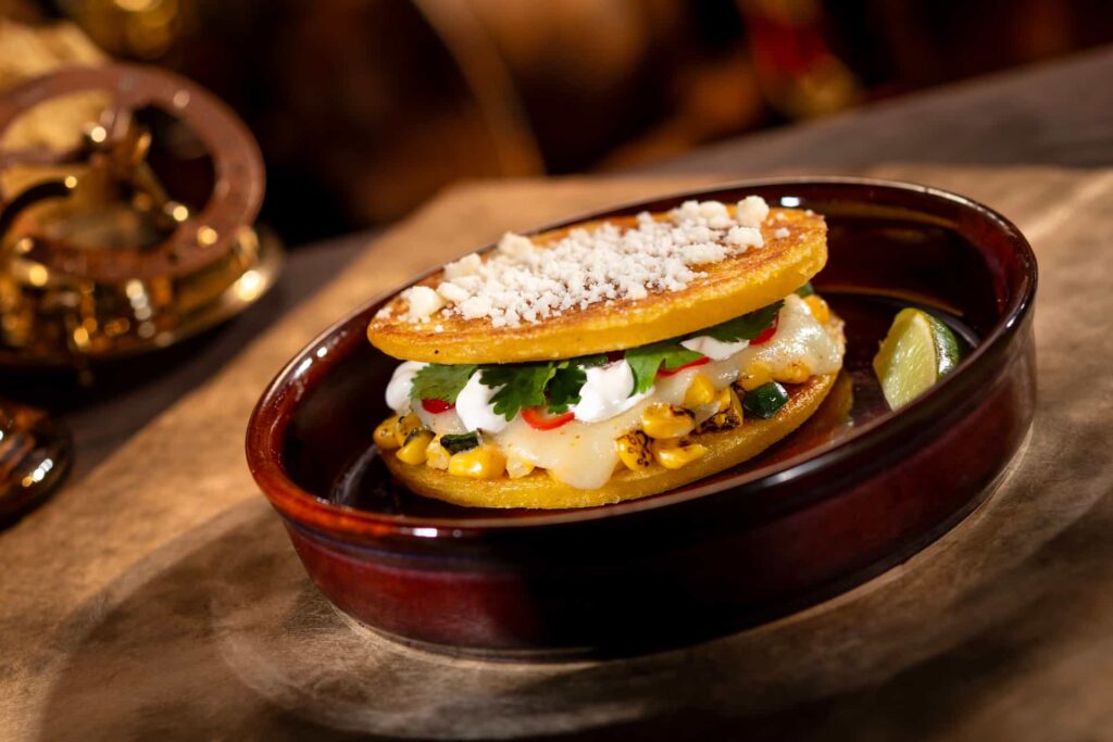 foto de item do menu do novo pub pirata da Disney Beak and Barrel que fica no Magic Kingdom, próximo a atração Piratas do Caribe, o corn cakes será um dos pratos veganos do novo bar