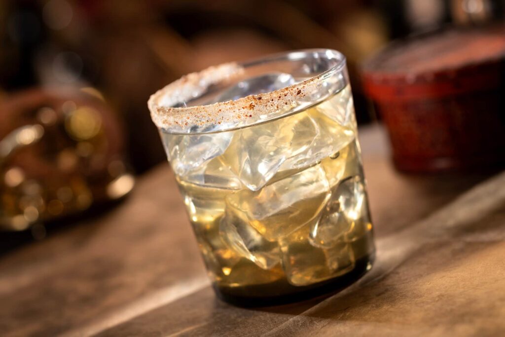 bebida Lit Fuse do novo bar de piratas que vai inaugurar no Magic Kingdom em agosto de 2025 próximo da atração dos piratas do caribe, a Beak and Barrel
