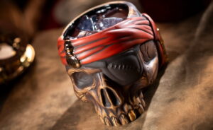caneca em formato de crânio com bandana pirata, que vem junto com a bebida plunderers punch, no novo bar do Magic Kingdom, o Beak and Barrel